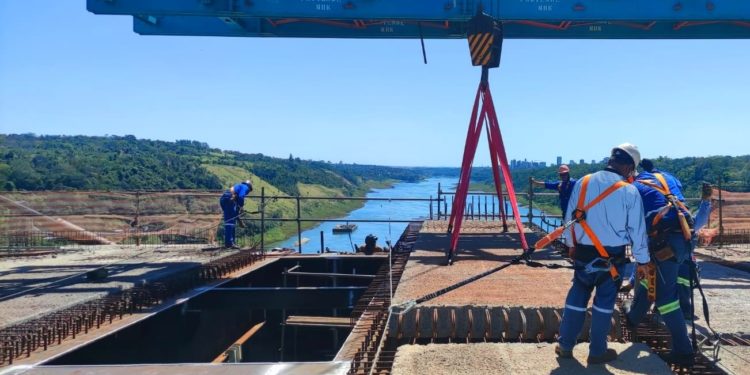 Calzada del Puente de la Integración ya cuenta con el total de losetas de hormigón previstas