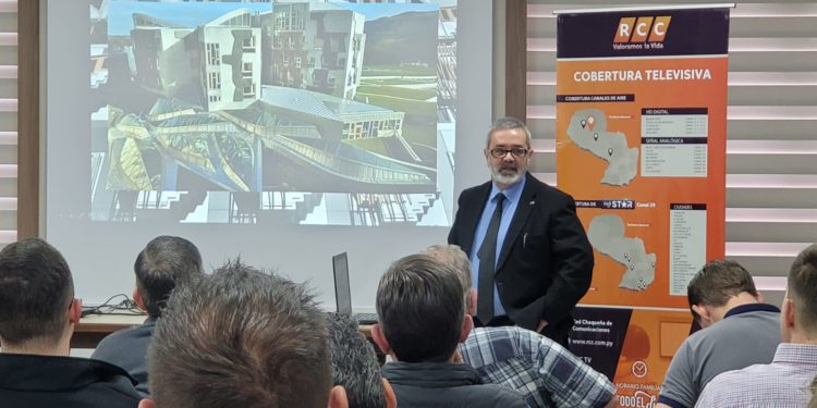 Cooperativistas y empresarios de Campo 9 participaron de una conferencia realizada por RCC