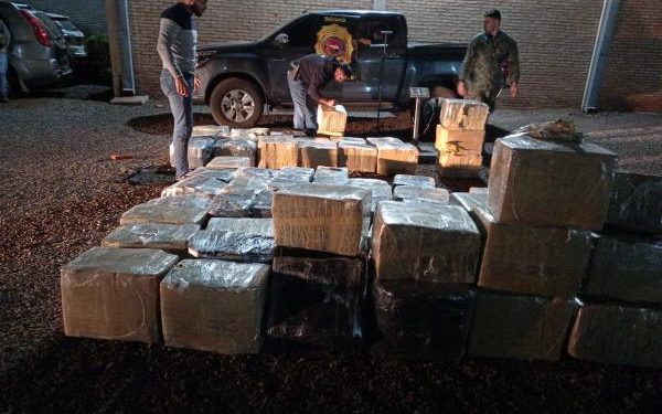 SENAD interceptó un camión que transportaba marihuana entre postes de madera SENAD interceptó un camión que transportaba marihuana entre postes de madera