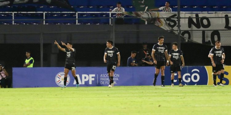 El Gumarelo clasificó a cuartos en un incidentado clásico blanco y negro El Gumarelo clasificó a cuartos en un incidentado clásico blanco y negro