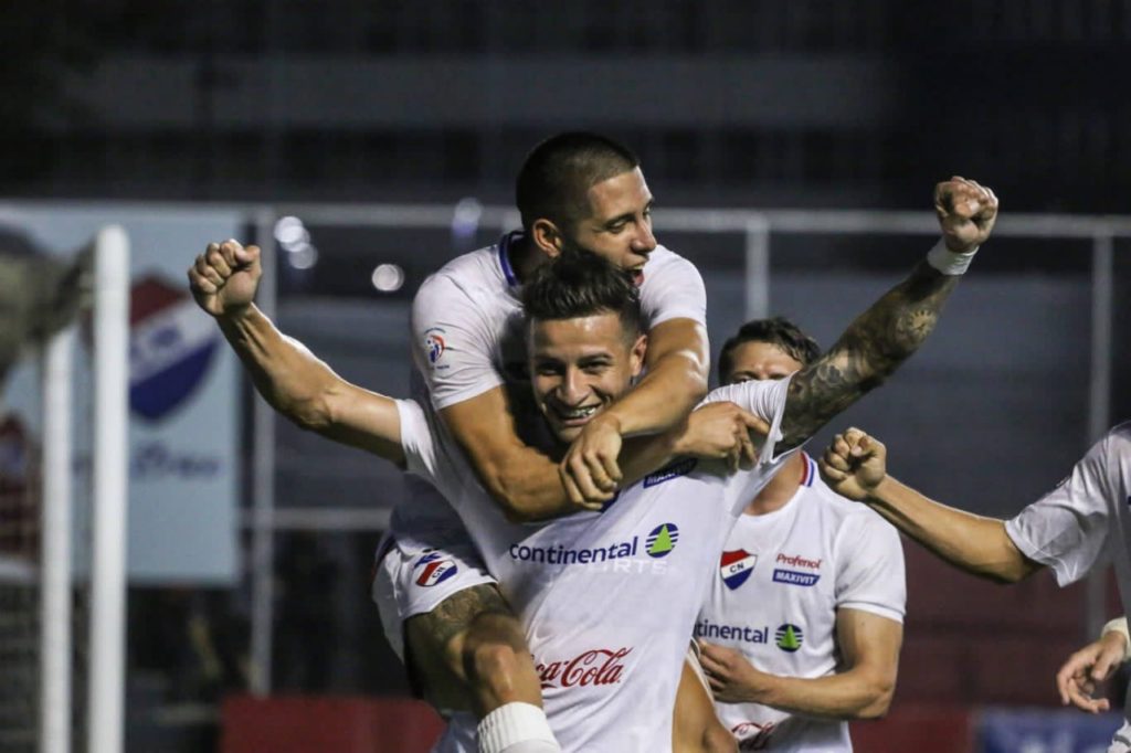La Academia trepó a la cima del Clausura La Academia trepó a la cima del Clausura