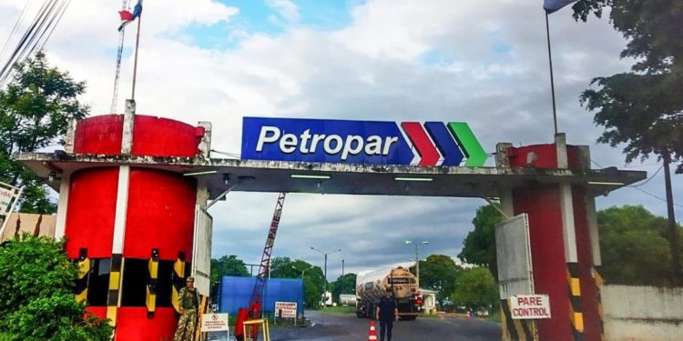 Gobierno propone a camioneros reducción de Gs. 700 en precios de combustibles