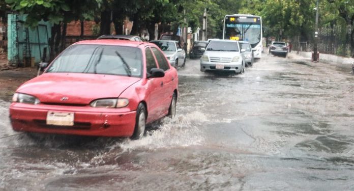 Anuncian jornada fresca con lluvias dispersas y ocasionales tormentas eléctricas