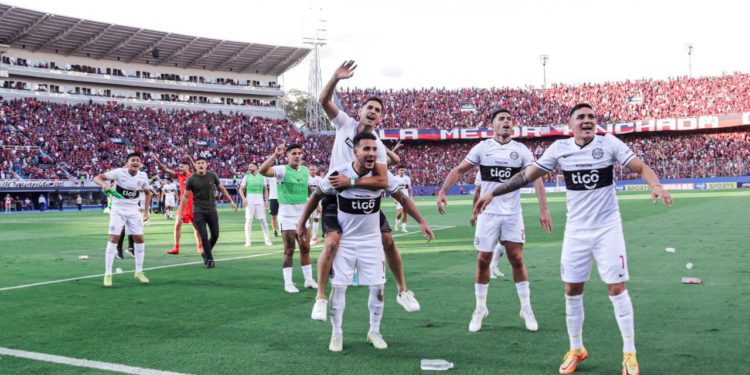 Con un golazo de Ortiz, Olimpia se quedó nuevamente con el superclásico