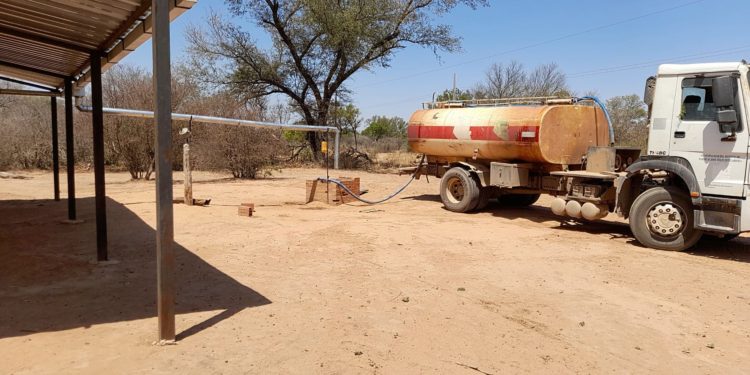 Municipalidad de Mariscal Estigarribia acarrea agua para productores afectados por la sequía en Zona Granja