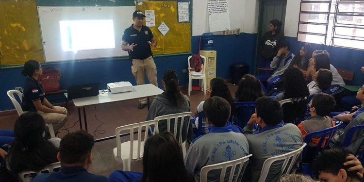 Docentes y estudiantes se capacitaron en prevención de violencia intrafamiliar y delitos informáticos Docentes y estudiantes se capacitaron en prevención de violencia intrafamiliar y delitos informáticos