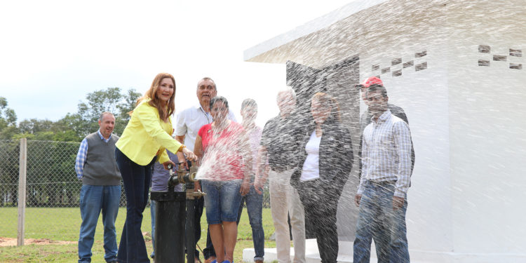 Indert entregó títulos de propiedad, inauguró sistemas de agua y entregó semillas en Caazapá