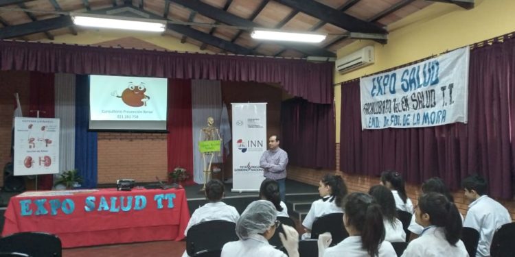 Enseñan a estudiantes a prevenir enfermedades renales
