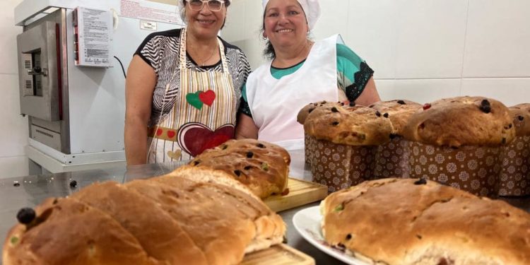 Brindan taller de elaboración de pan dulces a mujeres en semi libertad