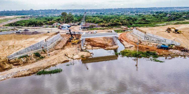 Costanera Sur: montan vigas del tercer y último puente de la futura avenida