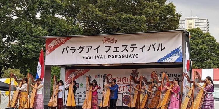 Asesoramiento jurídico y sobre empleos en la mayor fiesta paraguaya en Tokio