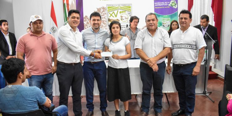 Entregaron becas a estudiantes del departamento de Presidente Hayes