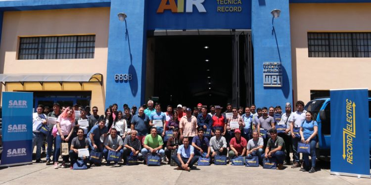 Record Electric promueve el crecimiento de técnicos mediante capacitaciones Record Electric promueve el crecimiento de técnicos mediante capacitaciones