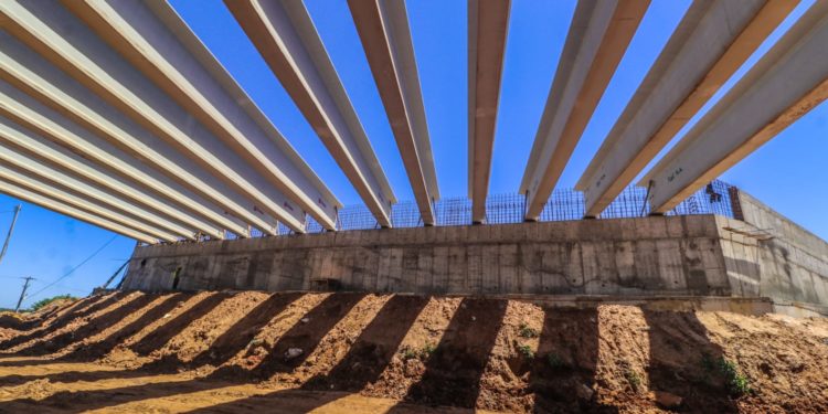 Culminó el montaje de vigas del puente de 80 metros de la Costanera Sur