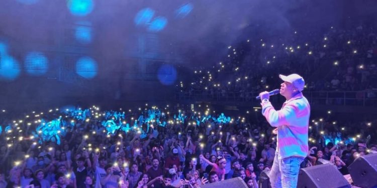 Deslumbrante presentación de Alex Zurdo por los 16 años de la RCC