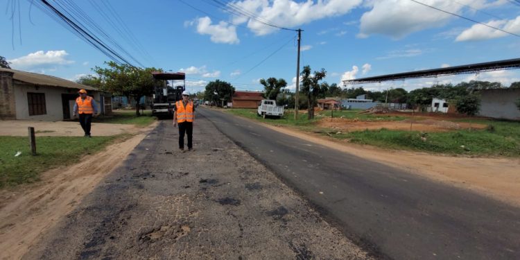 MOPC verifica labores de asfaltados en Cordillera y Caaguazú