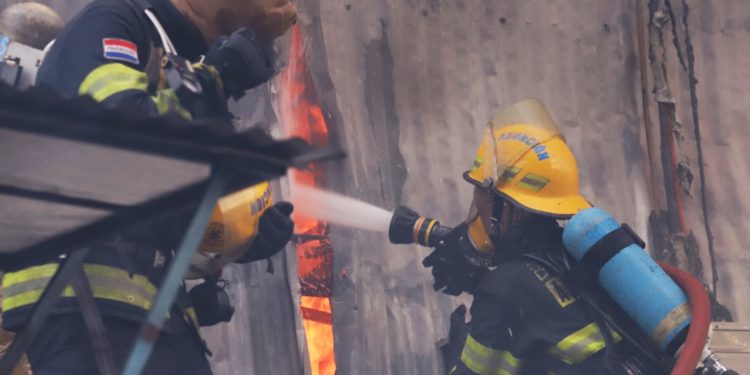 Bomberos Voluntarios realizan colecta en su 44º aniversario