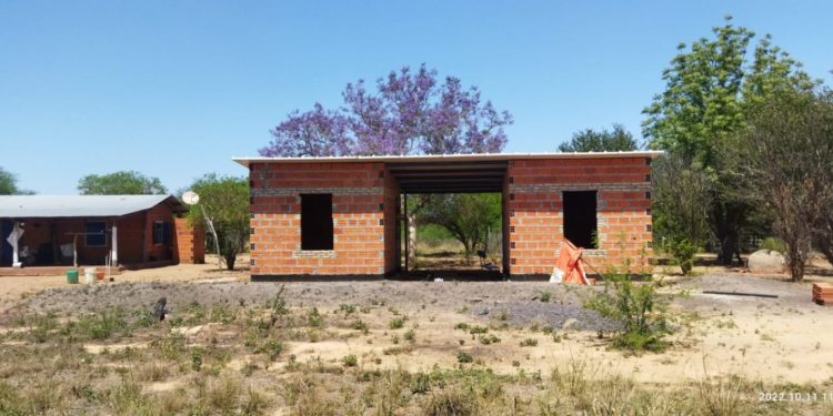 Continúa avanzando la construcción de 75 viviendas para familias indígenas de Presidente Hayes