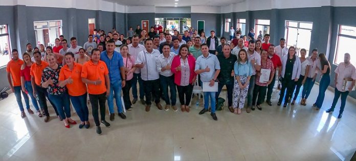 SNJ entrega becas a estudiantes y suscribe convenio con municipios de Paraguarí SNJ entrega becas a estudiantes y suscribe convenio con municipios de Paraguarí