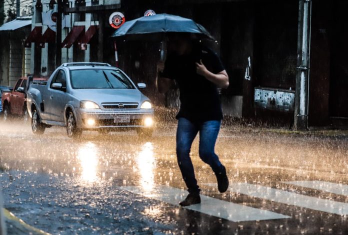 Viernes con chaparrones y tormentas eléctricas en gran parte del país