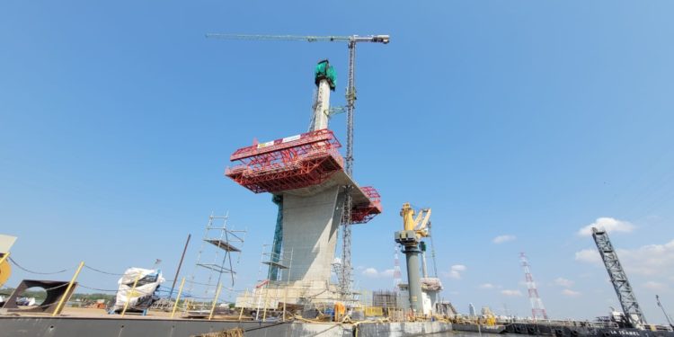 Histórica colocación del primer cabo atirantado del puente Héroes del Chaco