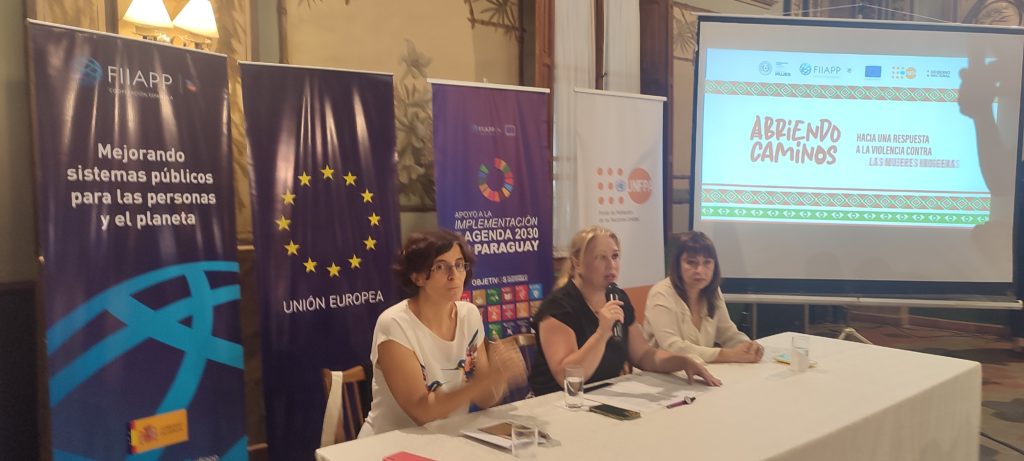 Mujeres indígenas en compañía de autoridades abordaron una reunión sobre la violencia