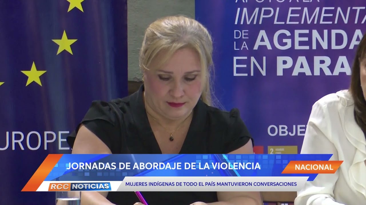 Mujeres indígenas en compañía de autoridades abordaron una reunión sobre la violencia.