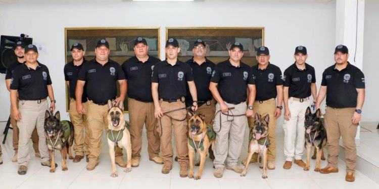Agentes caninos de la SENAD pasaron a retiro con honores Agentes caninos de la SENAD pasaron a retiro con honores