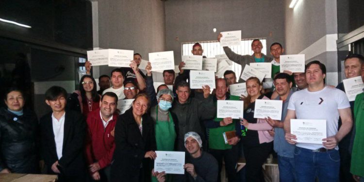 Personas privadas de libertad culminaron curso de gastronomía y arte del bonsái