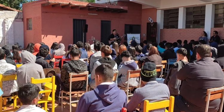 Inculcan valores y la cultura paraguaya mediante charlas y la música tradicional paraguaya