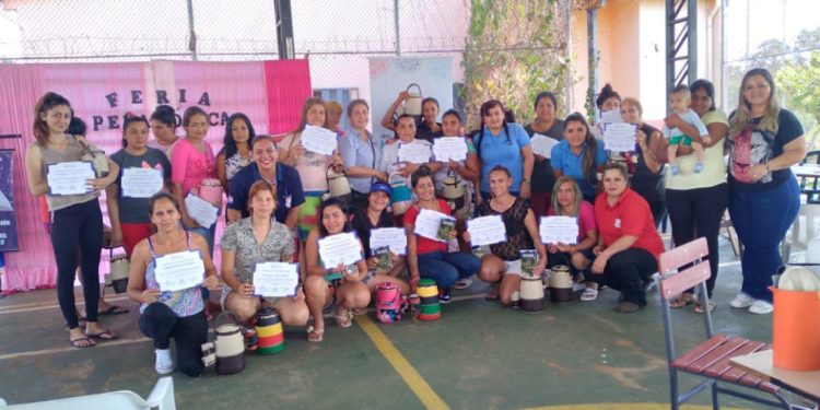Mujeres privadas de libertad se gradúan como artesanas en termos forrados