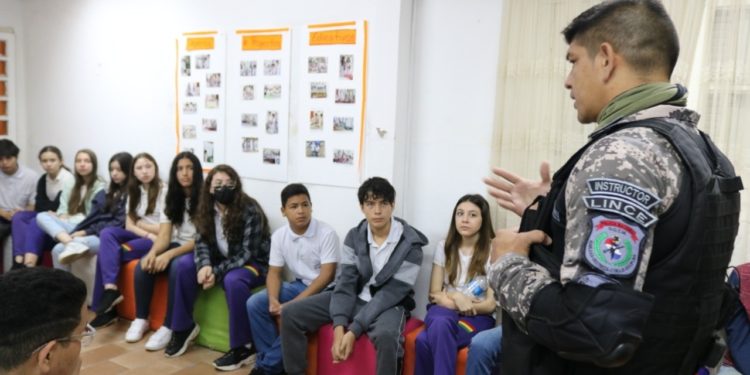 Personal de Lince ofreció charla educativa y preventiva en colegio de Asunción