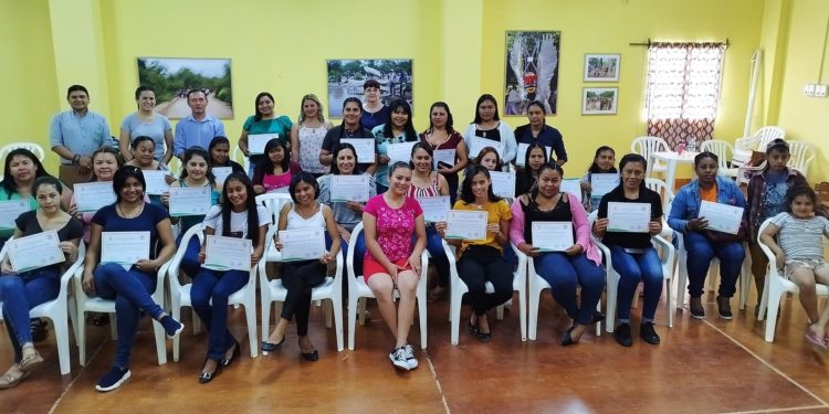 Entregaron certificados a mujeres participantes de curso de peluquería en Filadelfia