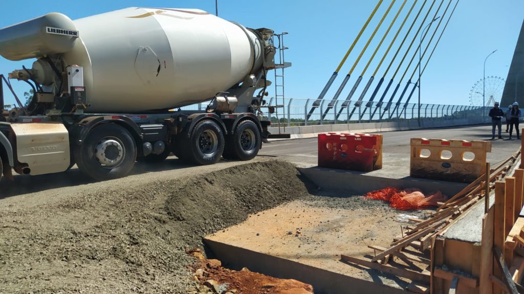 Realizan la prueba de carga en el Puente de la Integración Realizan la prueba de carga en el Puente de la Integración