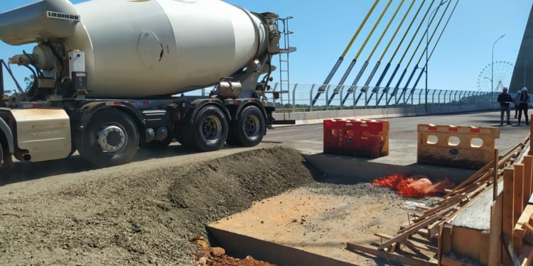 Realizan la prueba de carga en el Puente de la Integración