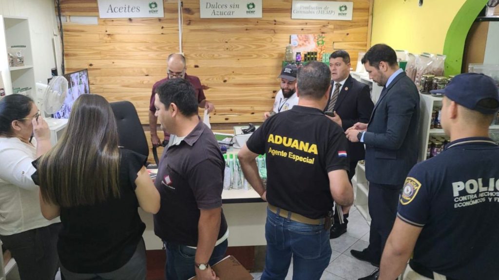 Agentes de la Policía Nacional realizaron un allanamiento por comercialización de medicamentos no autorizados en Asunción Agentes de la Policía Nacional realizaron un allanamiento por comercialización de medicamentos no autorizados en Asunción