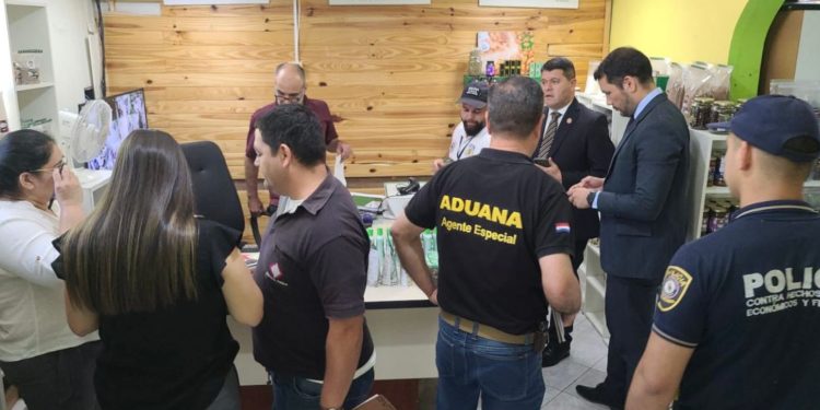 Agentes de la Policía Nacional realizaron un allanamiento por comercialización de medicamentos no autorizados en Asunción Agentes de la Policía Nacional realizaron un allanamiento por comercialización de medicamentos no autorizados en Asunción