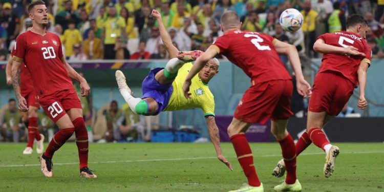 Con dos goles de Richarlison, Brasil gana en el debut