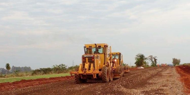 Caazapá: con trabajos de terraplén prosigue mejoramiento del tramo Abaí — General Morínigo Caazapá: con trabajos de terraplén prosigue mejoramiento del tramo Abaí — General Morínigo