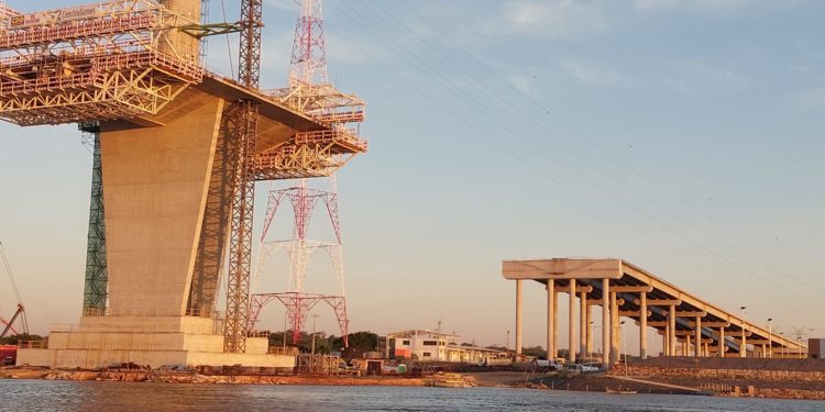 Sin pausas avanza colocación de cabos atirantados para el Puente Héroes del Chaco