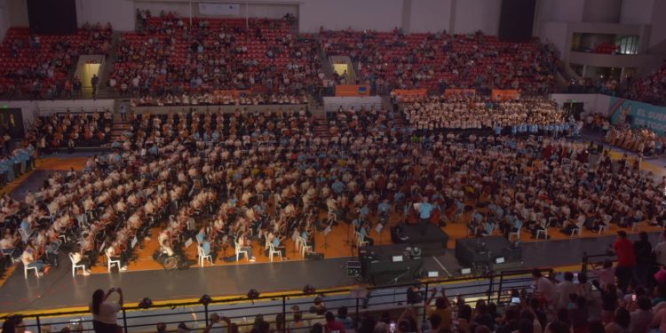 #SuenaParaguay: 1.400 niños y jóvenes dieron un mensaje de esperanza a través de la música #SuenaParaguay: 1.400 niños y jóvenes dieron un mensaje de esperanza a través de la música