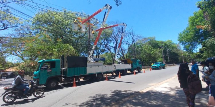 Artefactos de alumbrado público fueron reparados por la ANDE