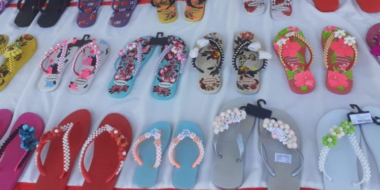 Fabrican novedosos modelos de cómodas zapatillas en Penitenciaría de Coronel Oviedo