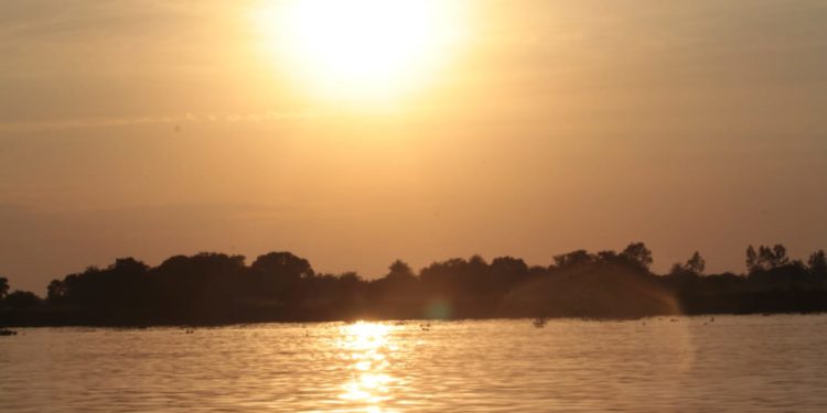 Anuncian domingo cálido con chaparrones dispersos para el este del país