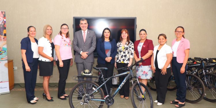 Destinan bicicletas a maestras mochileras para llegar a comunidades vulnerables