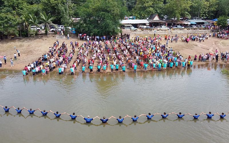 Más de 1500 personas se bautizaron en un río de tailandia