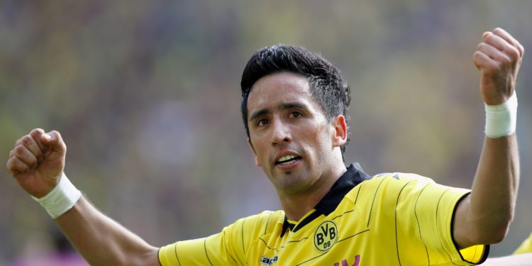 Trinidense rompe el mercado de pases con la llegada de Lucas Barrios