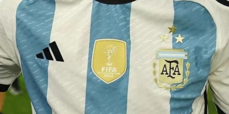 El estreno de la nueva camiseta de Argentina con tres estrellas