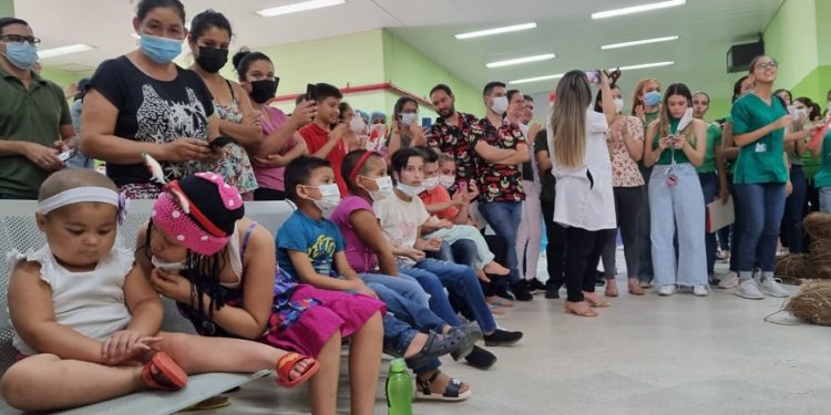 Niños del “Acosta Ñu” reciben serenata navideña Niños del “Acosta Ñu” reciben serenata navideña