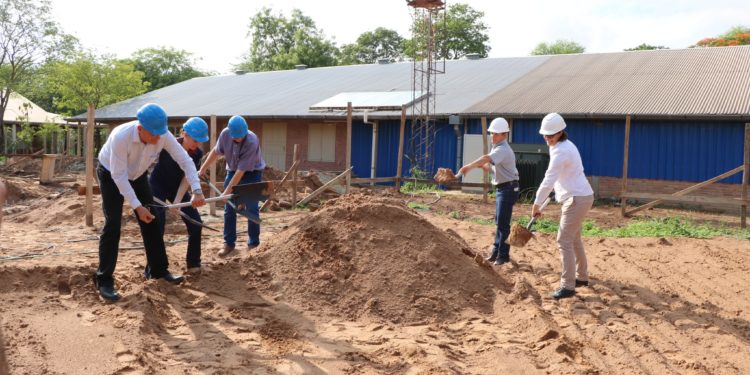 Sellaron proyecto de construcción de una nueva Facultad de Enfermería a través de palada inicial  